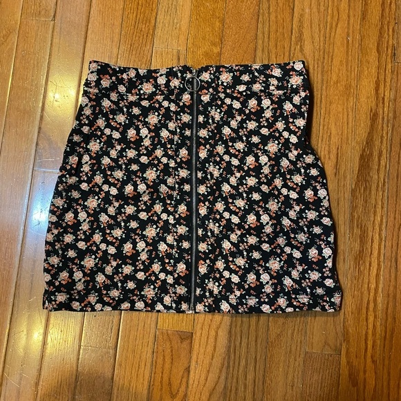 Skirt - Picture 2 of 2